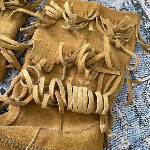 MINNETONKA 3-Layer Fringe Boot Size 10 - Picture 3 of 10